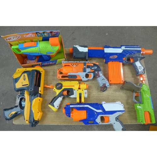 2253 - A box of toy guns including Nerf and others