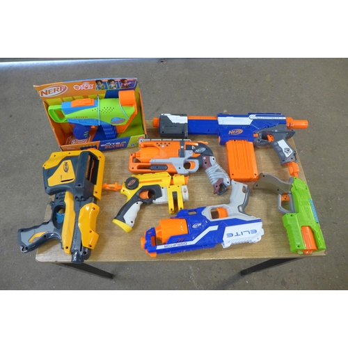 2253 - A box of toy guns including Nerf and others