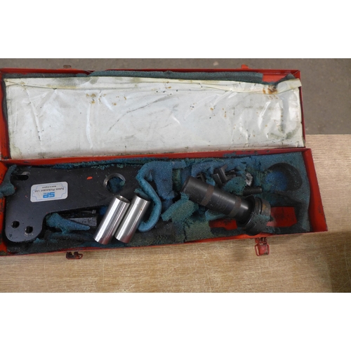 2267 - A job lot of car related tools including a laser plastic oil plug driver set , a Sealey 350ml oil in... 