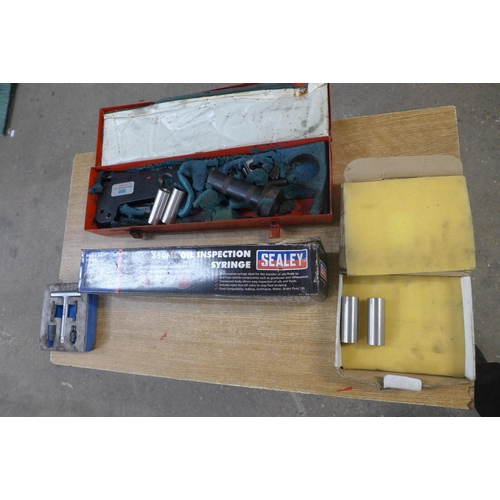 2267 - A job lot of car related tools including a laser plastic oil plug driver set , a Sealey 350ml oil in... 