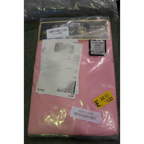 3214 - Assorted bed linen, mixed sizes & styles *This lot is subject to vat