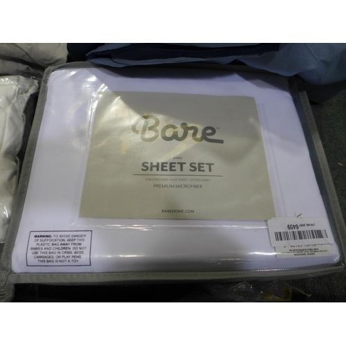 3218 - Assorted bed linen, various sizes & styles *This lot is subject to vat