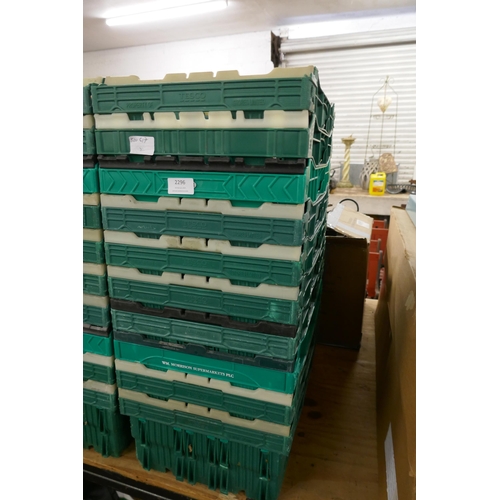 2296 - 10 Green stackable storage boxes (40 x 30cm)