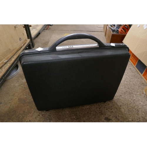 2297 - A grey Samsonite lockable briefcase with key