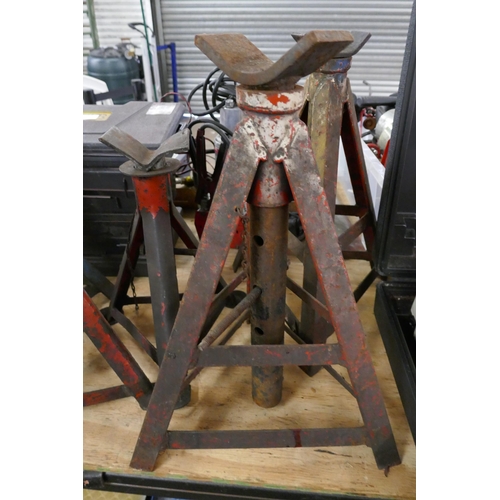 2306 - 3 Pairs of axle stands - various sizes