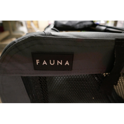 2362 - A lightweight travel pet cage (Fauna)