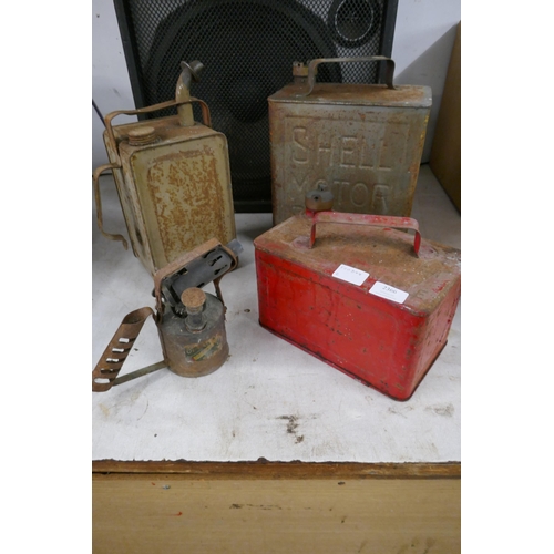 2366 - Assorted vintage metal petrol cans and a vintage blow lamp