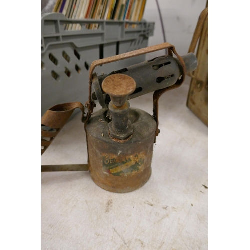 2366 - Assorted vintage metal petrol cans and a vintage blow lamp