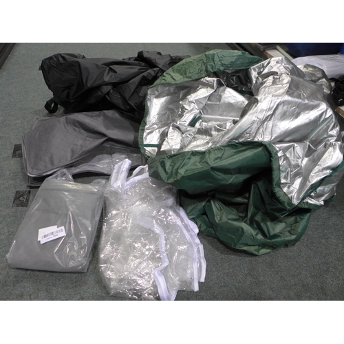 3209 - Assorted outdoor storage bags and assorted fabric, furniture covers *This lot is subject to vat