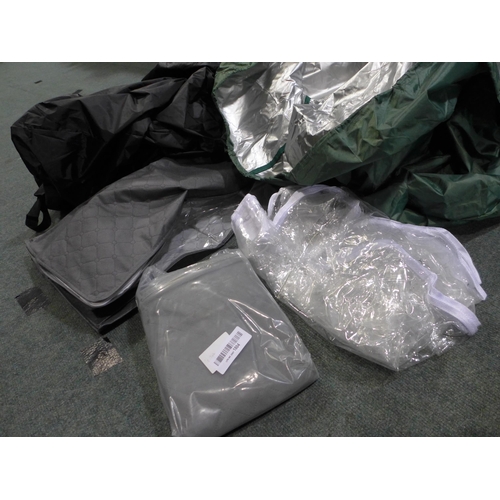 3209 - Assorted outdoor storage bags and assorted fabric, furniture covers *This lot is subject to vat