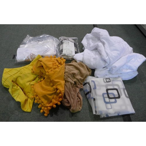 3215 - Assorted fabrics incl: cushion covers & table cloth *This lot is subject to vat