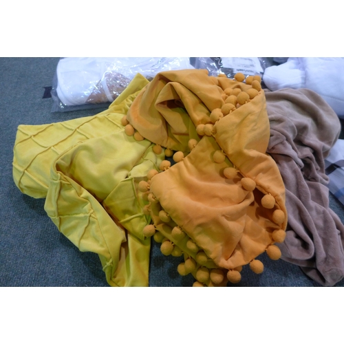 3215 - Assorted fabrics incl: cushion covers & table cloth *This lot is subject to vat