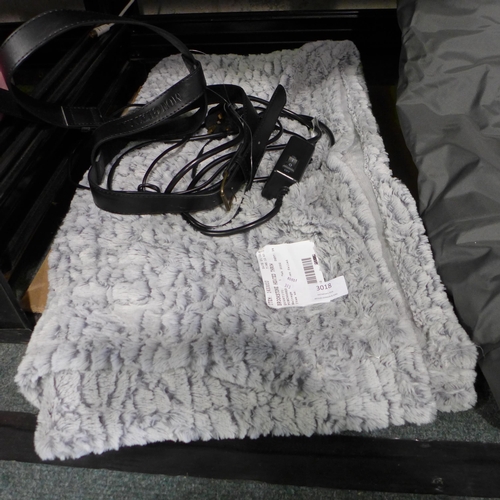3018 - Brookstone Heated Throw     (313-221)   * This lot is subject to vat