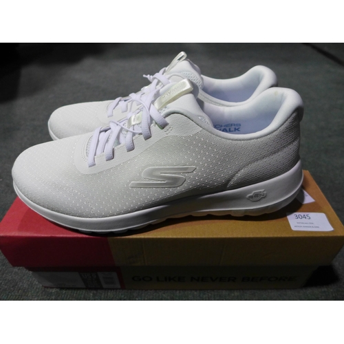 3045 - Pair of womens White Skechers size UK 6. *This lot is subject to VAT