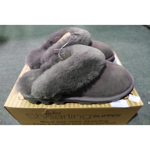 3048 - Pair of womens Grey slippers size UK 6. *This lot is subject to VAT