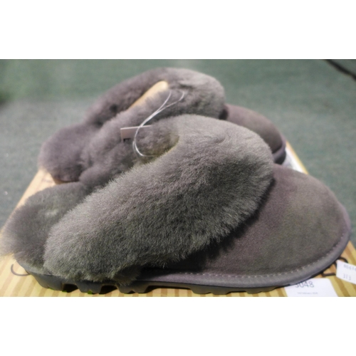 3048 - Pair of womens Grey slippers size UK 6. *This lot is subject to VAT