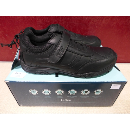 3134 - Pair of childrens black term school shoes size 5. *This lot is subject to VAT