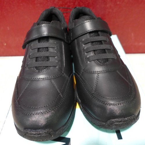 3134 - Pair of childrens black term school shoes size 5. *This lot is subject to VAT