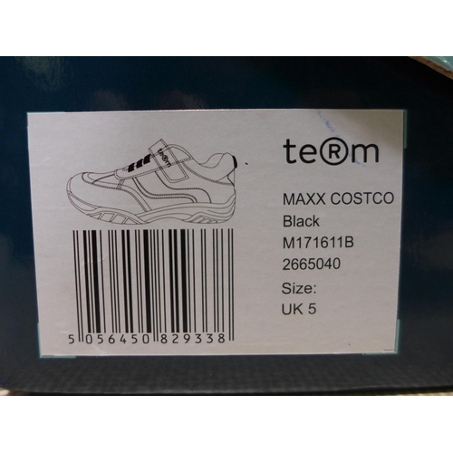 3134 - Pair of childrens black term school shoes size 5. *This lot is subject to VAT