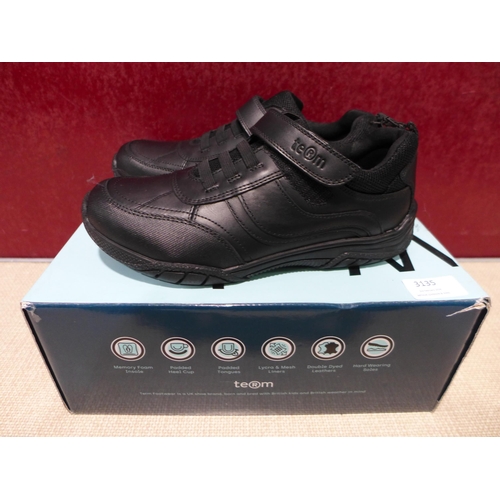 3135 - Pair of childrens black term school shoes size 4. *This lot is subject to VAT