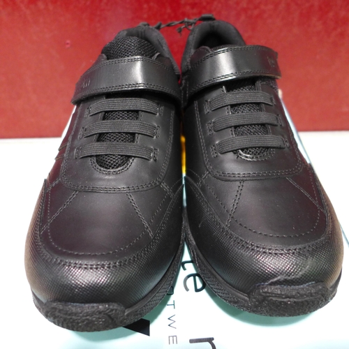 3135 - Pair of childrens black term school shoes size 4. *This lot is subject to VAT