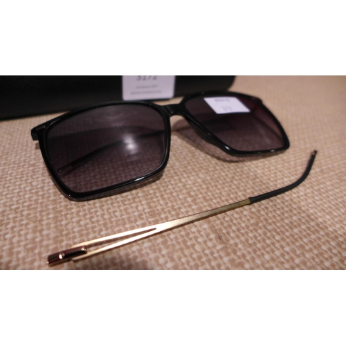 3172 - Hugo Boss Black Plastic Sunglasses - Damaged      (313-399)   * This lot is subject to vat