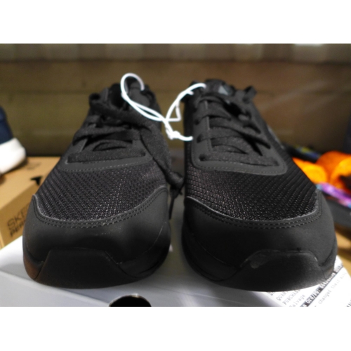 3195 - Pair of mens black Skechers size UK 8. *This lot is subject to VAT