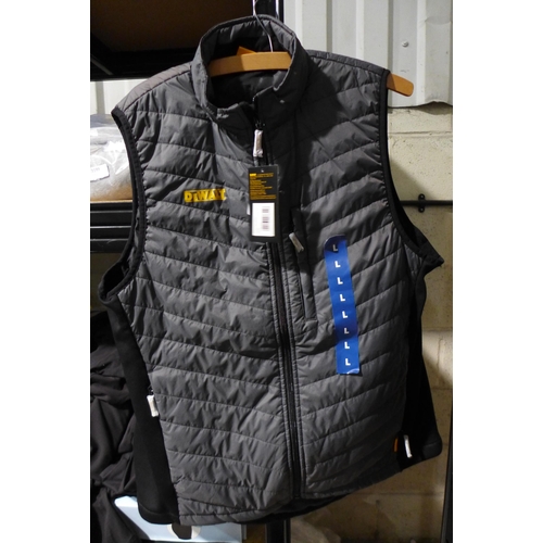 3198 - Men's Dewalt grey gilet, size L *This lot is subject to VAT