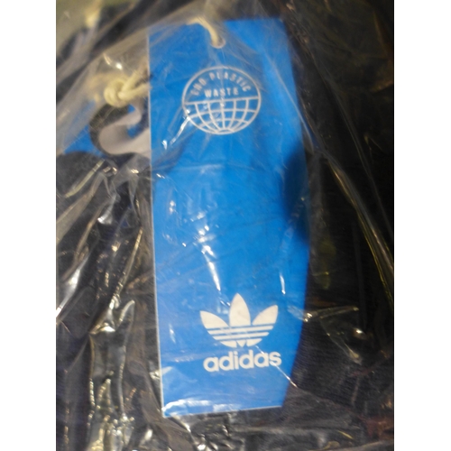 3201 - Five pairs of men's navy Adidas shorts - size XL * this lot is subject to VAT