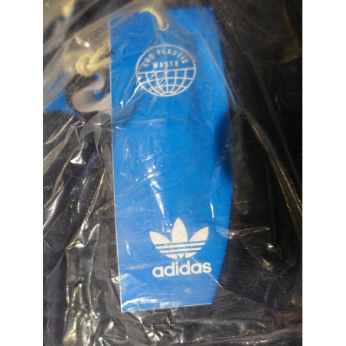 3202 - Five pairs of men's navy Adidas shorts - size XL * this lot is subject to VAT