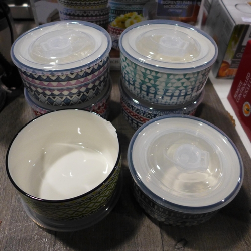 3261 - Microwavable Bowls With Lids       (313-153)   * This lot is subject to vat