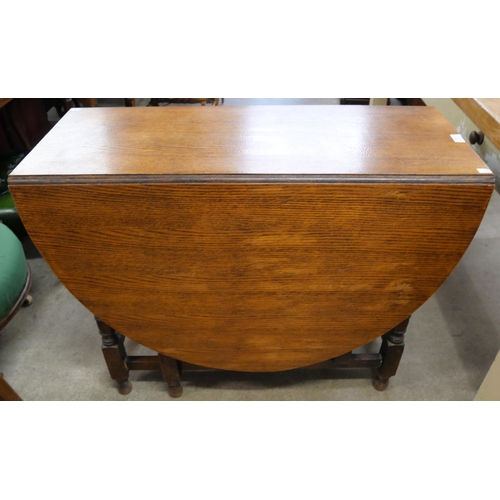 169 - An oak gateleg table