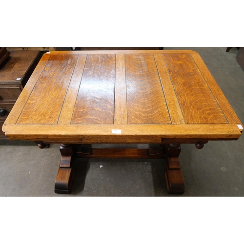 185 - An oak draw-leaf table