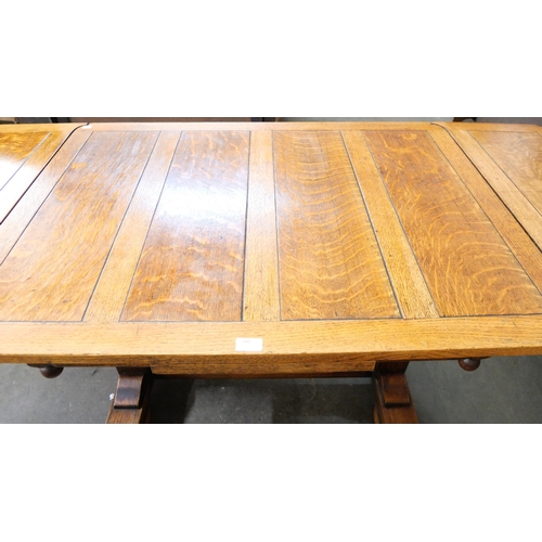 185 - An oak draw-leaf table