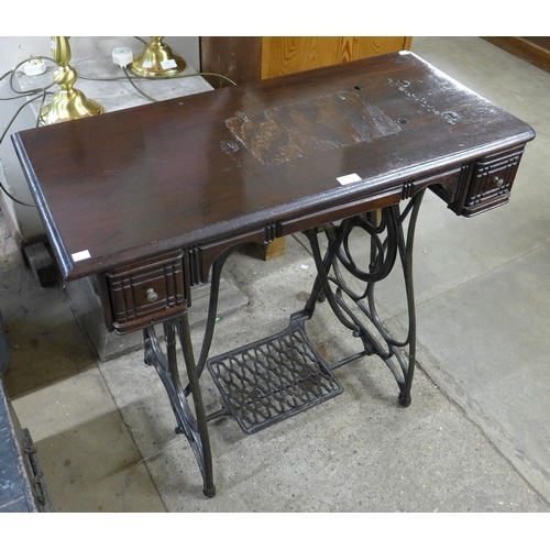 285 - A Bradbury sewing machine table