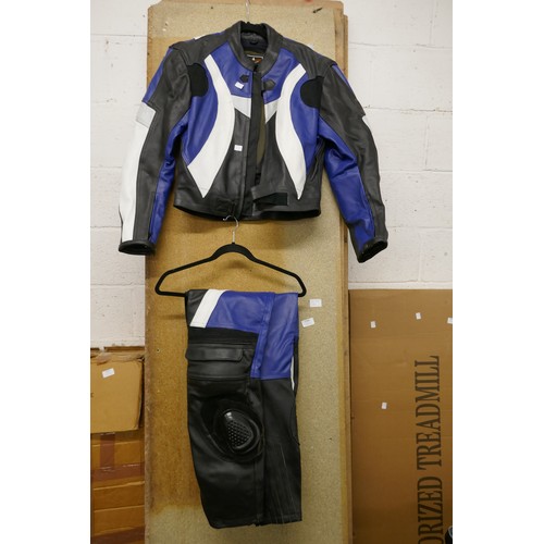 2324 - A set of blue and black motorbike leathers