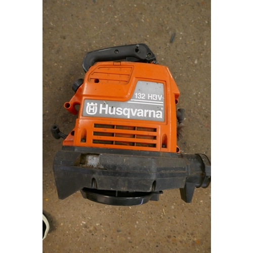 2209 - A Husqvarna 132 HBV leaf blower