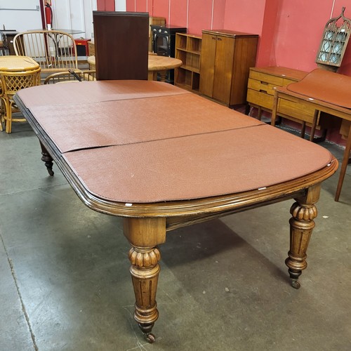 124 - An early Victorian mahogany extending dining table