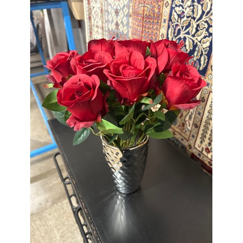 1386 - A spray of red faux Roses in a silver vase, H 40cms (54947410)   #