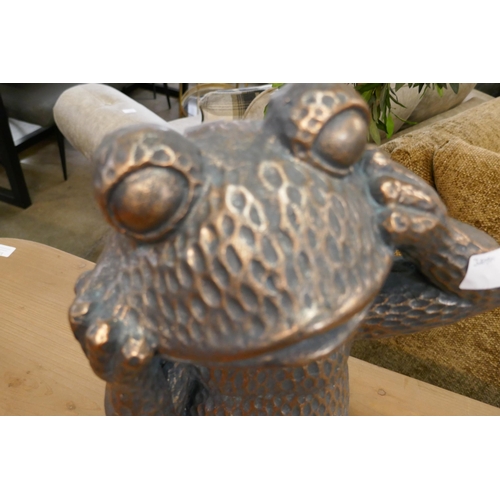 1364 - A metal effect frog garden ornament