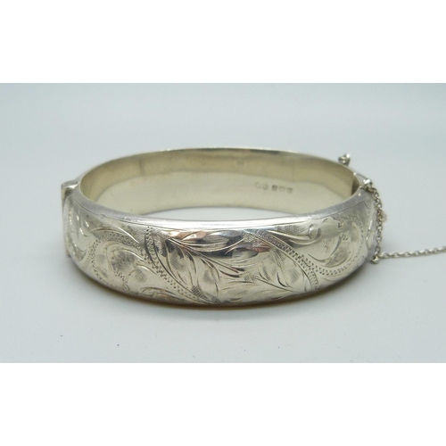 1003 - An engraved silver bangle, 26g