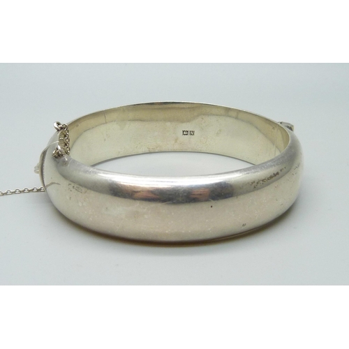 1003 - An engraved silver bangle, 26g