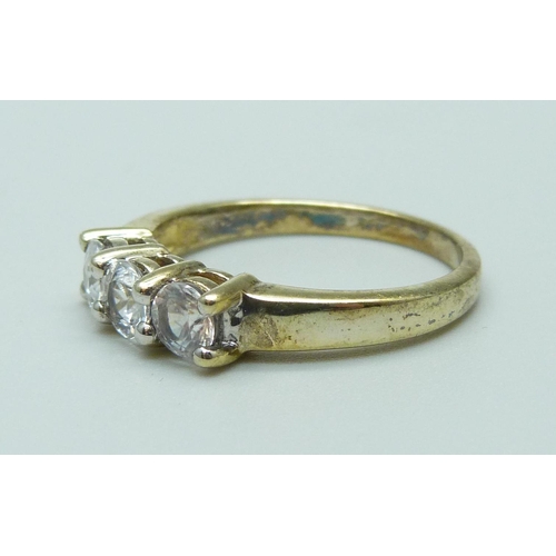 1004 - A silver gilt trilogy ring, R