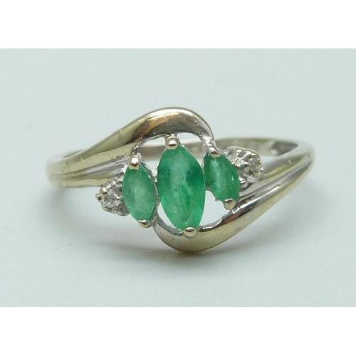 1005 - An 18ct white gold, emerald and diamond ring, 2g, N