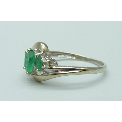 1005 - An 18ct white gold, emerald and diamond ring, 2g, N