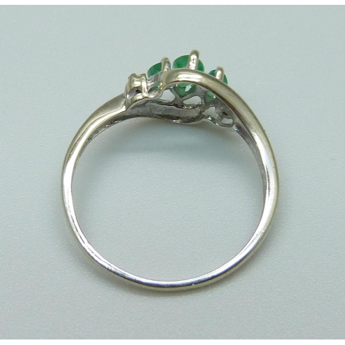 1005 - An 18ct white gold, emerald and diamond ring, 2g, N