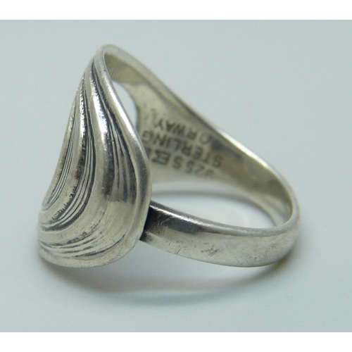 1022 - A Norwegian Arts and Crafts silver ring by Einar Modahl, N