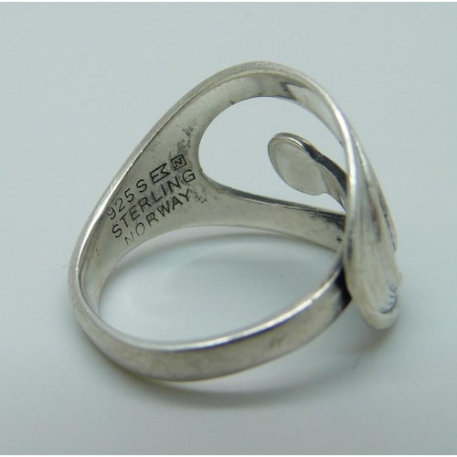 1022 - A Norwegian Arts and Crafts silver ring by Einar Modahl, N