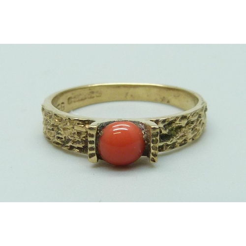 1024 - A 9ct gold and coral set ring, 1.9g, J