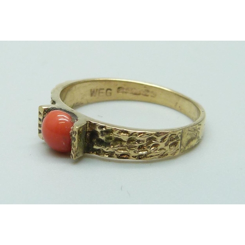 1024 - A 9ct gold and coral set ring, 1.9g, J